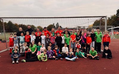Gemeinsames Training von Fußballern und Schwimmern