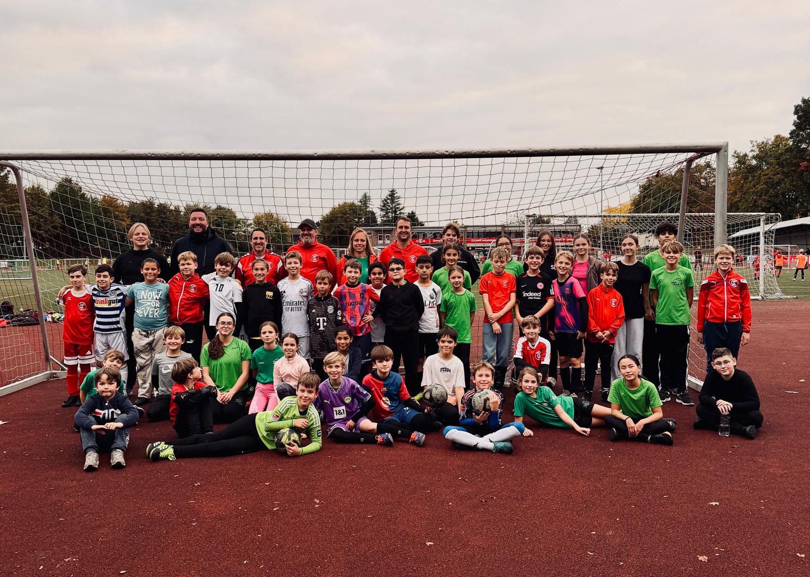 Die E-Jugend von Rot-Weiß Lintorf trainierte gemeinsam mit den Delphinen des TuS 08 Lintorf